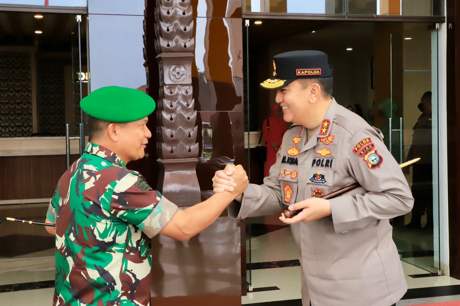 Pangdam yang Didampingi Ketua Persit KCK PD I/BB, Ny Intan Daniel Chardin, Rabu (25/05/2022), (Foto: V24/AL)