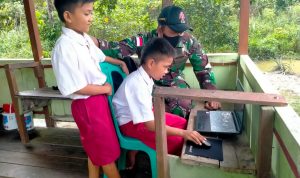 Satgas memanfaatkan waktu luang untuk mengajar, Sabtu (28/05/2022), (Foto: V24/AL)