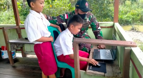 Satgas memanfaatkan waktu luang untuk mengajar, Sabtu (28/05/2022), (Foto: V24/AL)