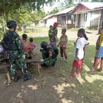 Yonif 711/Rks Pos Ampas Berkunjung Untuk Memberikan Pengobatan, Minggu (29/05/2022), (Foto: V24/AL)