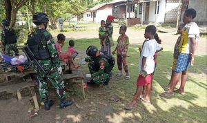 Yonif 711/Rks Pos Ampas Berkunjung Untuk Memberikan Pengobatan, Minggu (29/05/2022), (Foto: V24/AL)