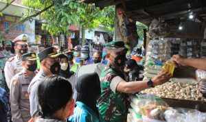 Dandim 0808/Blitar Beserta Muspida Kab.Blitar Mendatangi Kepada Penjual, Sabtu (28/05/2022), (Foto: V24/Madli)
