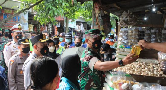 Dandim 0808/Blitar Beserta Muspida Kab.Blitar Mendatangi Kepada Penjual, Sabtu (28/05/2022), (Foto: V24/Madli)