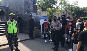 Petugas Gabungan Selalu Memberikan Himbauan Secara Sopan, Minggu (29/05/2022), (Foto: V24/Madli)