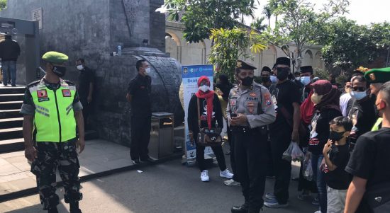 Petugas Gabungan Selalu Memberikan Himbauan Secara Sopan, Minggu (29/05/2022), (Foto: V24/Madli)