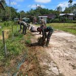 Anggota Satgas Pos Langau 1 Bantu Warga Bersihkan Jalan Desa, Senin (30/05/2022), (Foto: V24/AL)