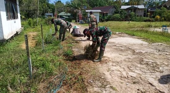 Anggota Satgas Pos Langau 1 Bantu Warga Bersihkan Jalan Desa, Senin (30/05/2022), (Foto: V24/AL)