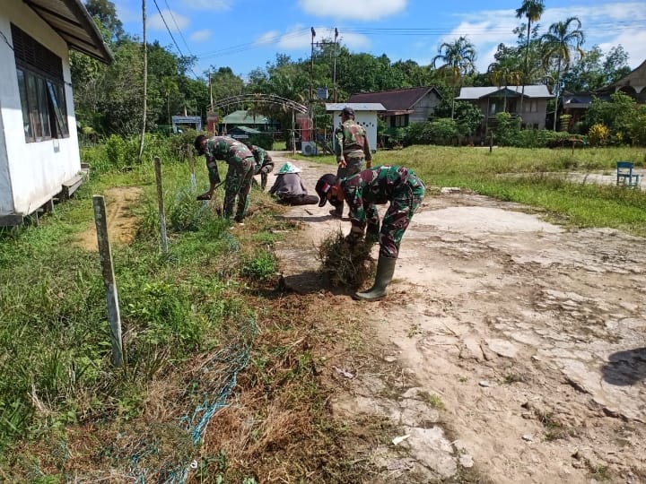 Anggota Satgas Pos Langau 1 Bantu Warga Bersihkan Jalan Desa, Senin (30/05/2022), (Foto: V24/AL)
