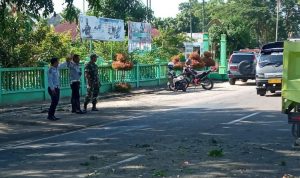 DLH Bersama Warga Kerja Bakti Merapikan dan Memotong Dahan Kayu, Senin (30/05/2022), (Foto: V24/AL) DLH Bersama Warga Kerja Bakti Merapikan dan Memotong Dahan Kayu, Senin (30/05/2022), (Foto: V24/AL)