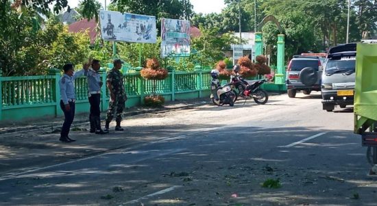 DLH Bersama Warga Kerja Bakti Merapikan dan Memotong Dahan Kayu, Senin (30/05/2022), (Foto: V24/AL)