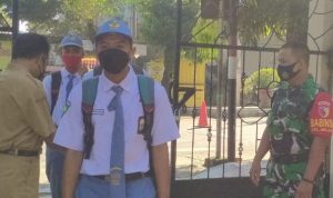 Serma Syairojir Munir mengunjungi SMK PGRI 2 Wlingi, Senin (30/05/2022), (Foto: V24/Madli)
