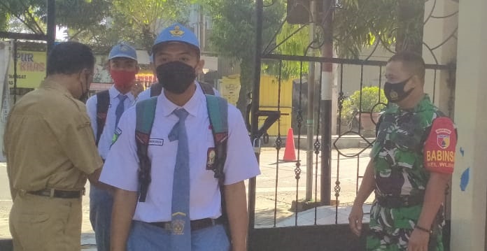 Serma Syairojir Munir mengunjungi SMK PGRI 2 Wlingi, Senin (30/05/2022), (Foto: V24/Madli)