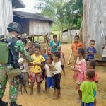 Pos Yuruf Bekerja Sama Dengan Dinkes Provinsi Papua Mendatangi Rumah Warga, Minggu (29/05/2022), (Foto: V24/AL)