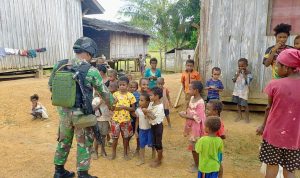 Pos Yuruf Bekerja Sama Dengan Dinkes Provinsi Papua Mendatangi Rumah Warga, Minggu (29/05/2022), (Foto: V24/AL)