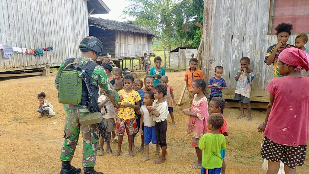 Pos Yuruf Bekerja Sama Dengan Dinkes Provinsi Papua Mendatangi Rumah Warga, Minggu (29/05/2022), (Foto: V24/AL)