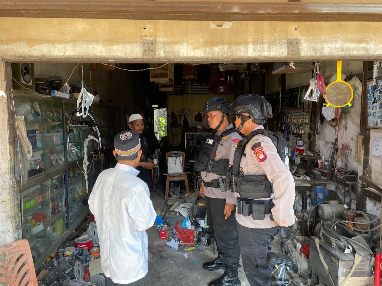 Patroli yang dilaksanakan oleh Satbrimob Polda Kalbar, Senin (30/05/2022), (Foto: V24/AL)