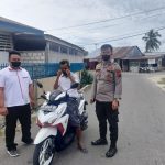 Aldo Zendrato membagikan Masker Gratis kepada Warga, Selasa (31/05/2022), (Foto: V24/AL)