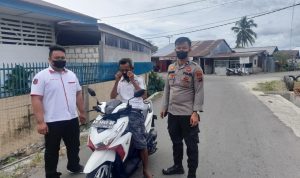 Aldo Zendrato membagikan Masker Gratis kepada Warga, Selasa (31/05/2022), (Foto: V24/AL)