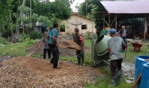 Babinsa dan Warga Bergotong Royong Membangun Masjid Al Munawaroh , Selasa (31/05/2022), (Foto: V24/AL)
