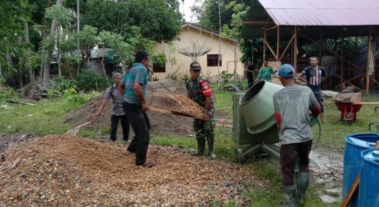 Babinsa dan Warga Bergotong Royong Membangun Masjid Al Munawaroh , Selasa (31/05/2022), (Foto: V24/AL)