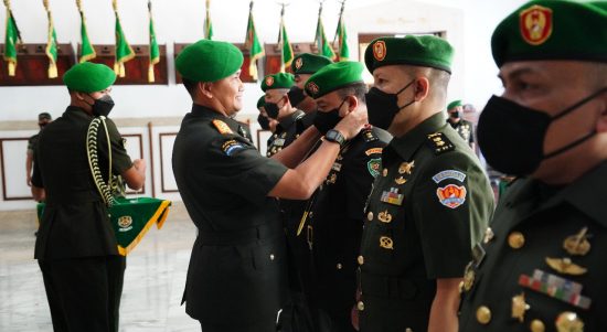Mayjen TNI Kunto Arief Wibowo, S.I.P., Pimpin Acara Tradisi dan Sertijab Pejabat, Selasa (31/05/2022), (Foto: V24/AL)