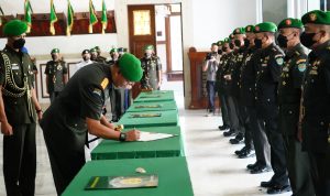 Pejabat Melaksanakan Serah Terima Jabatan, Selasa (31/05/2022), (Foto: V24/AL)