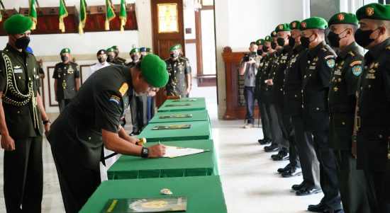 Pejabat Melaksanakan Serah Terima Jabatan, Selasa (31/05/2022), (Foto: V24/AL)