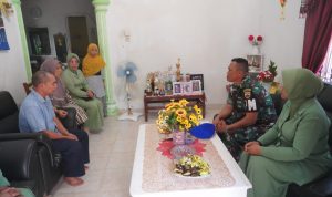 Denpom Dan Rombongan Mengunjungi Rumah Seorang Pensiunan Cpm Kopka Sapto, Rabu (01/06/2022), (Foto: V24/AL)