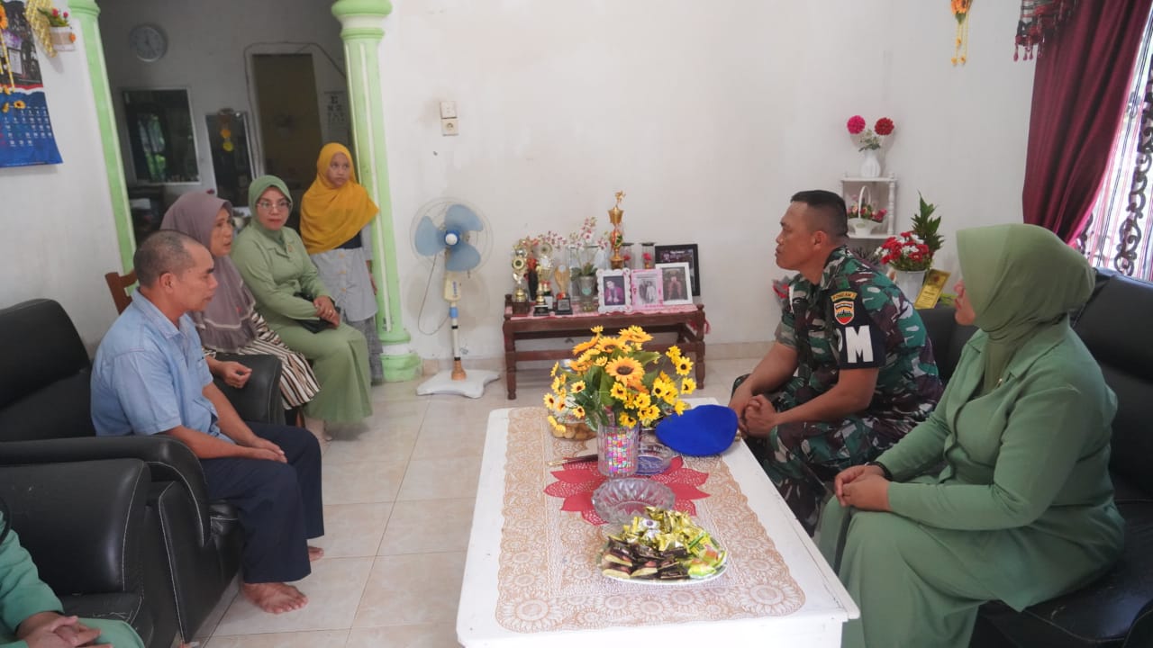 Denpom Dan Rombongan Mengunjungi Rumah Seorang Pensiunan Cpm Kopka Sapto, Rabu (01/06/2022), (Foto: V24/AL)