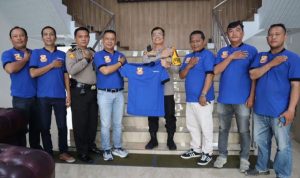 _1343_Kapolrestabes-Medan-Kombes-Teddy-Marbun-Ajak-Pewarta-Berkolaborasi--Ketua-Pewarta-Berikan-Baju-Kaos (1)