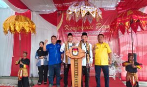 Pasangan Calon (Paslon) Bupati dan Walik Bupati Kabupaten Tulangbawang Qudratul Ikhwan-Hankam Hasan mendaftarkan diri ke kantor KPU Tulangbawang, Rabu (28/8/2024).