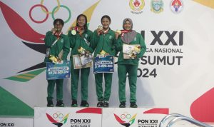 4. Jawa Timur Gondol Emas Renang Beregu Putri 140924-Binsar Bakkara#01 (1)
