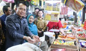 Pj Gubernur Tinjau Pasar-7